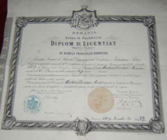 Diploma de licentiat  acordata domnului Mihailescu Marin la 25 noiembrie 1869. Este semnata de Carol Davila, Inspector General si Director al Scoalei Nationale de Medicina si Pharmacie